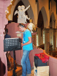 Jabin levert zijn aandeel in het registreren op het orgel.